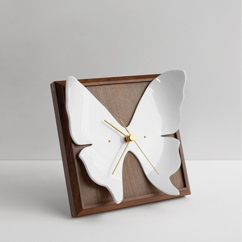 Eleganza Silenziosa con Orologio da Tavolo Fiore di Ciliegio
