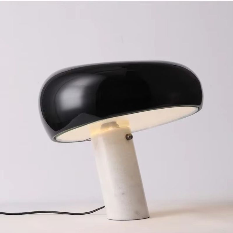 Raffinatezza Italiana con Lampada da Tavolo di Design