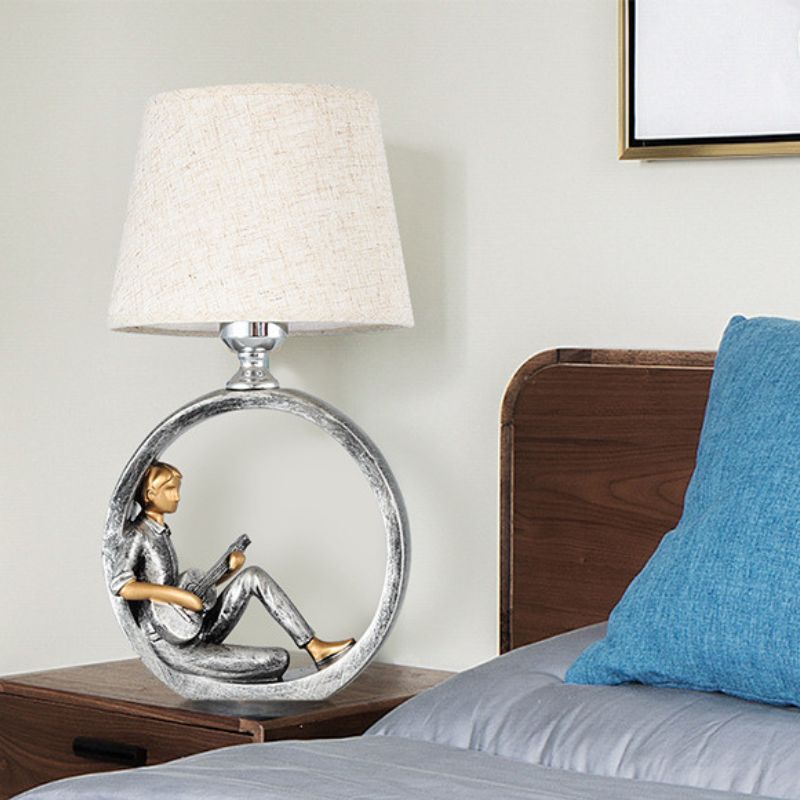 Lampada da Tavolo "Ragazza che Legge" - Eleganza e Illuminazione per la Tua Notte