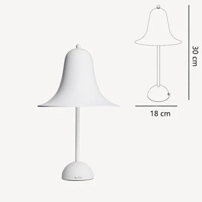 Eleganza Danese con una Lampada da Scrivania