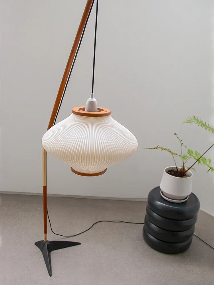 Atmosfera Silenziosa con Lampada da Terra "Silent Wind"