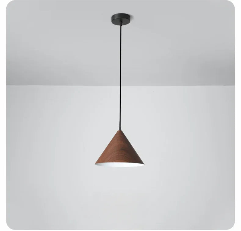 Eleganza Retrò con Lampada a Sospensione in Color Noce