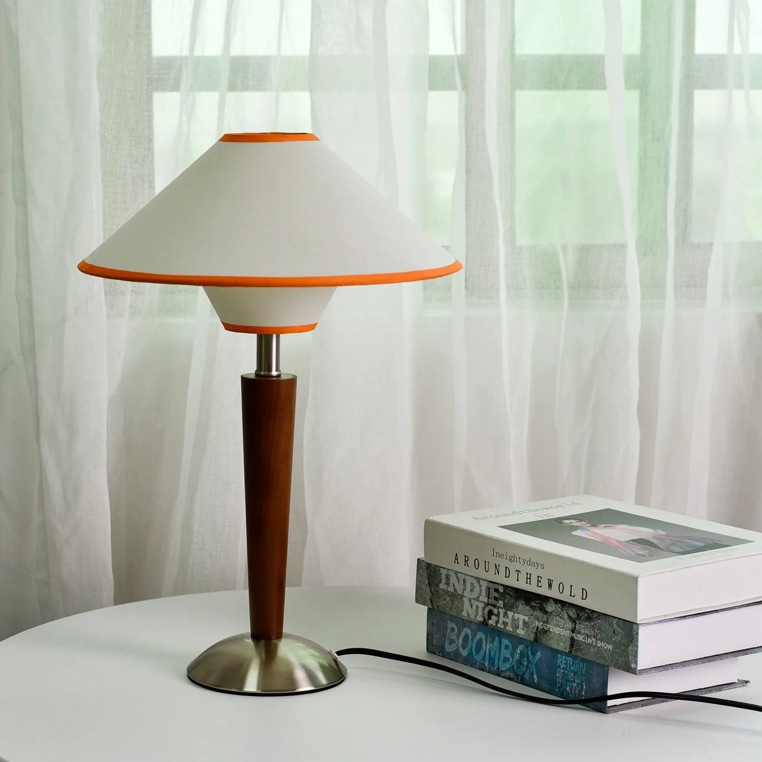 Eleganza Contemporanea con Lampada da Tavolo in Legno e Tessuto