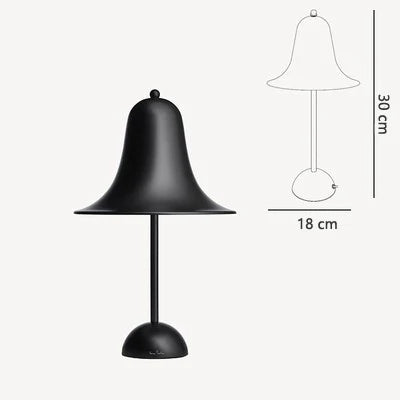 Eleganza Danese con una Lampada da Scrivania