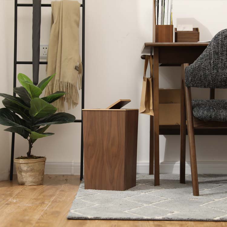 Eleganza Funzionale: Cestino con Coperchio a Scatto in Legno