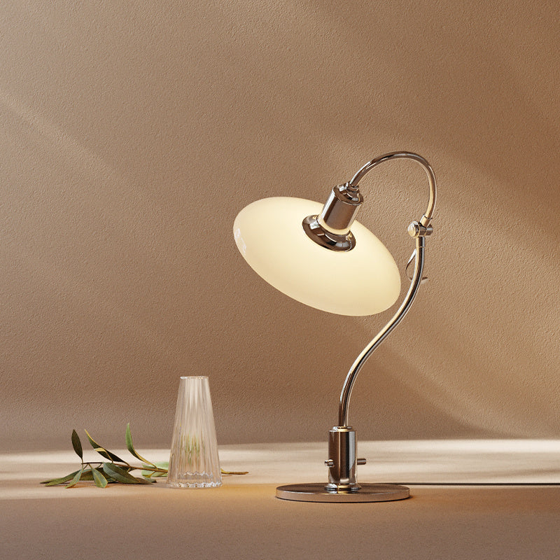 Raffinatezza Luminosa con Lampada da Comodino Decorativa