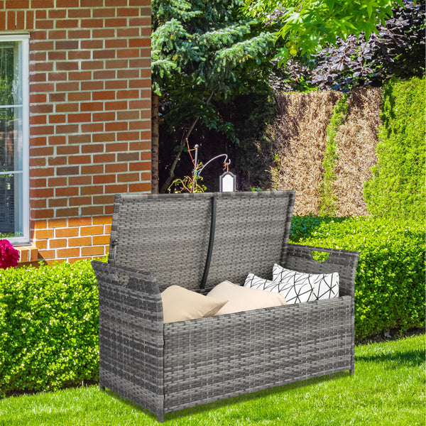 Eleganza Funzionale con Pouf Contenitore in Rattan