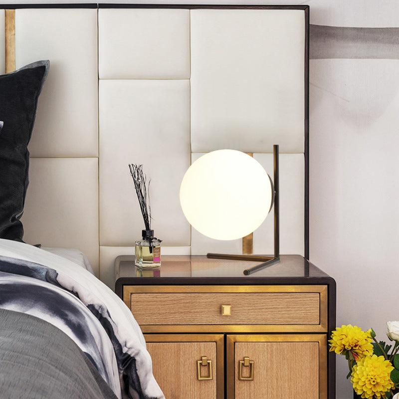 Lampada da Tavolo Moderna con Sfera di Vetro - Eleganza Nordica per la Camera da Letto