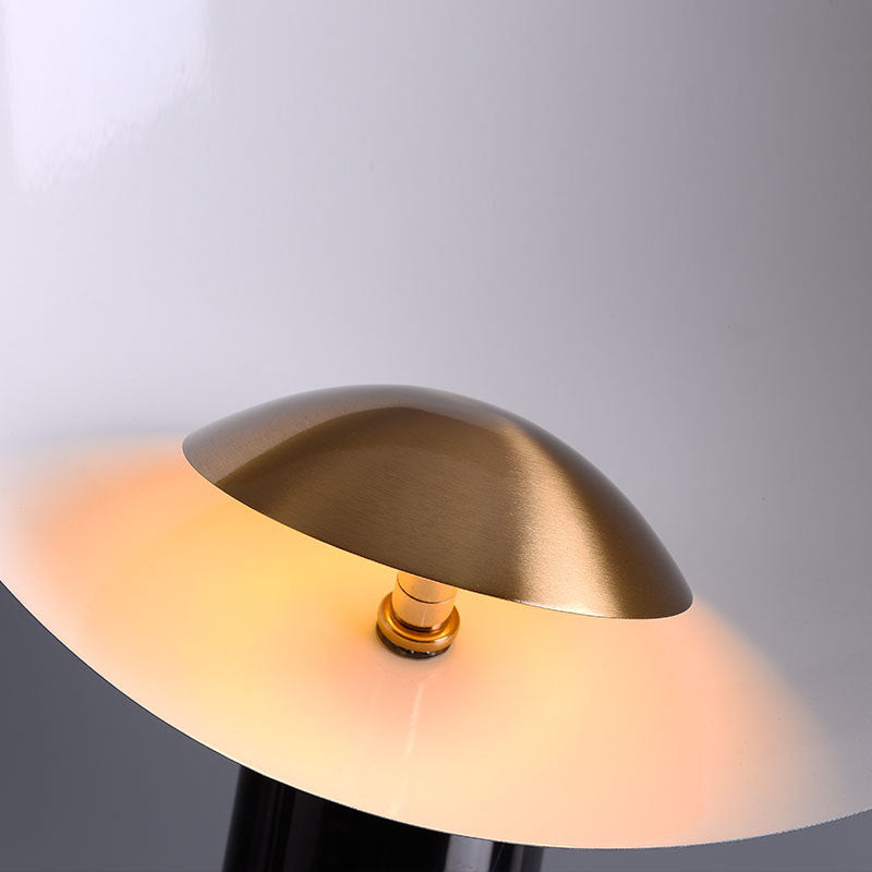 Eleganza Postmoderna con Lampada da Tavolo Creativa