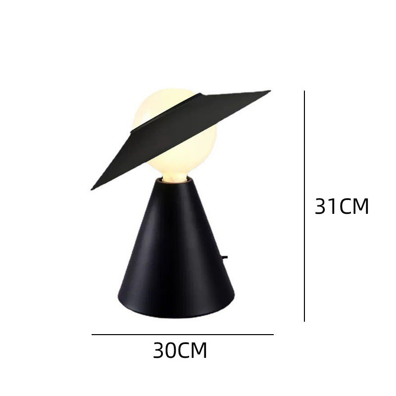 Eleganza Iconica con Lampada in Vetro "Straw Hat"