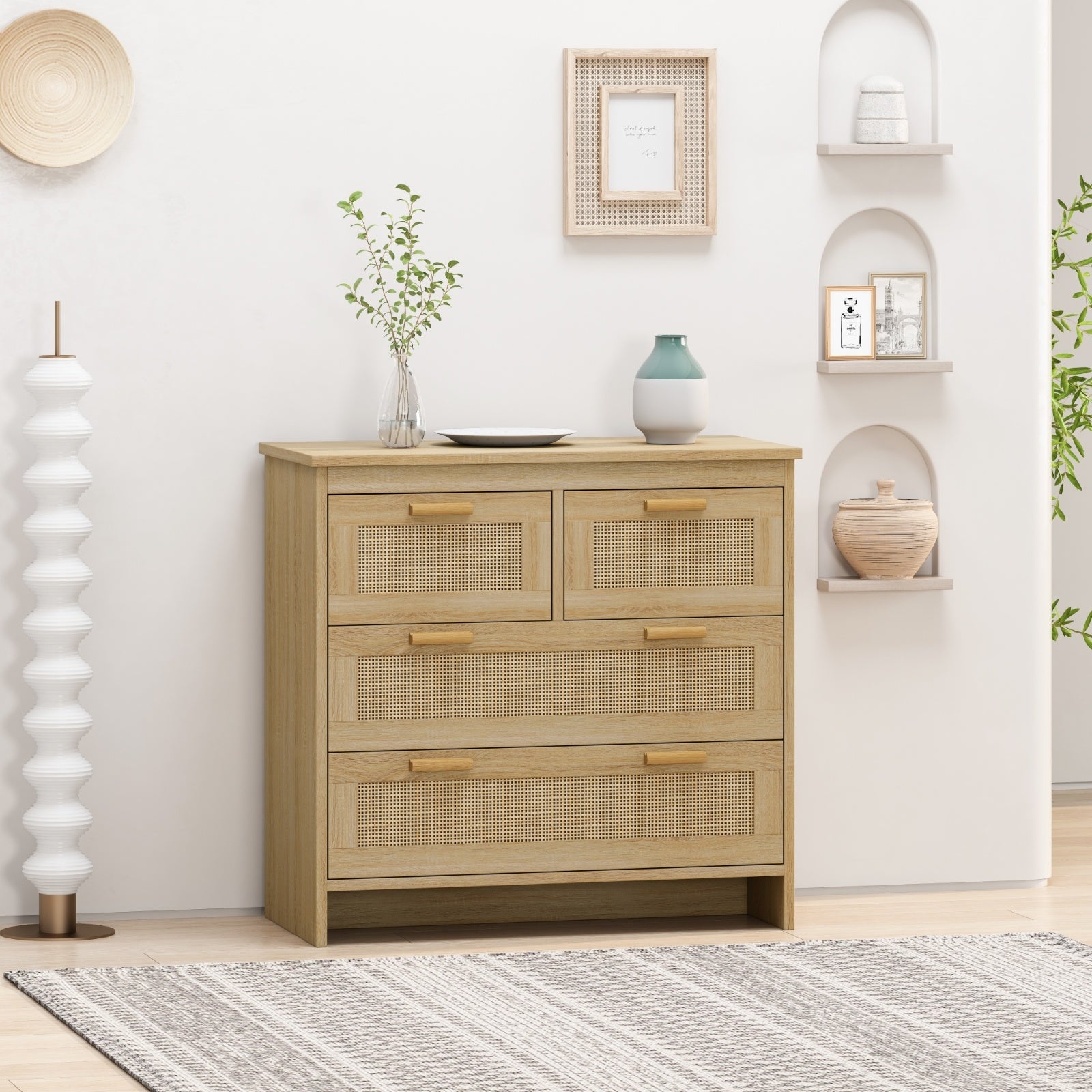 Eleganza Naturale con Mobile in Rattan a 4 Cassetti