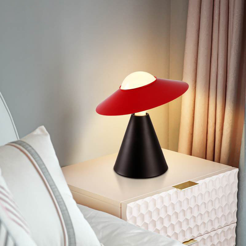 Eleganza Iconica con Lampada in Vetro "Straw Hat"
