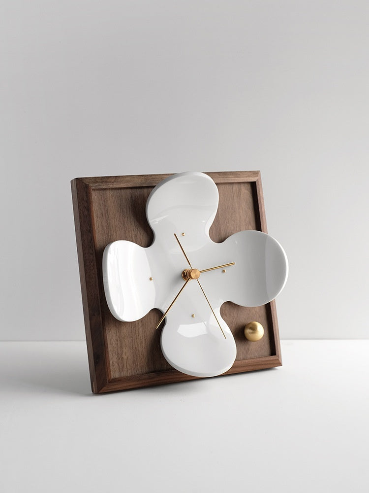 Eleganza Silenziosa con Orologio da Tavolo Fiore di Ciliegio