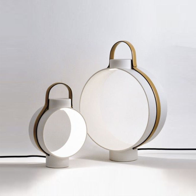 Eleganza Minimalista con Lampada da Tavolo Nordica
