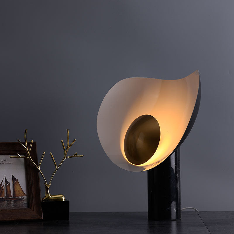 Eleganza Postmoderna con Lampada da Tavolo Creativa