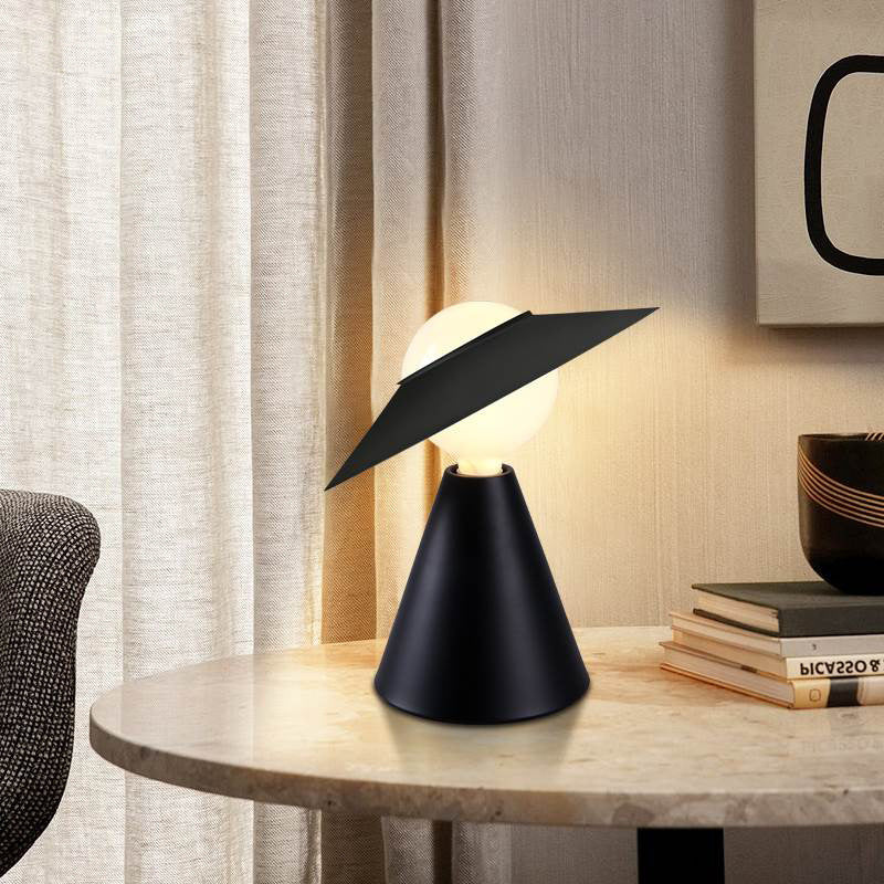 Eleganza Iconica con Lampada in Vetro "Straw Hat"