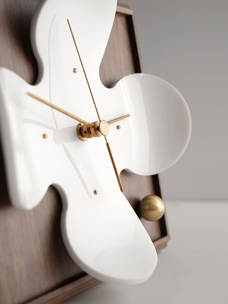 Eleganza Silenziosa con Orologio da Tavolo Fiore di Ciliegio