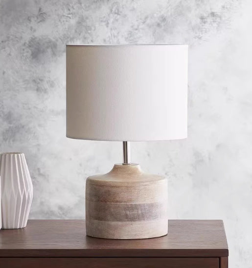 Fascino Retrò con Lampade Decorative in Legno Massello