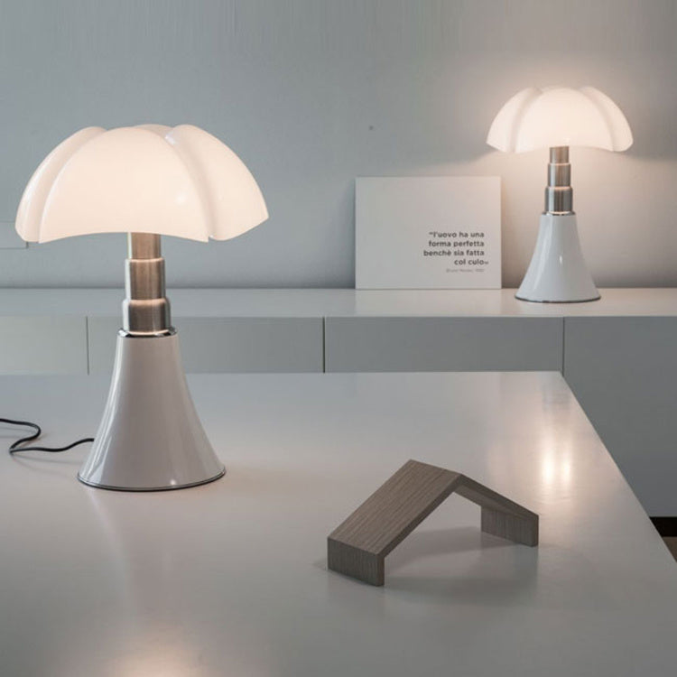 Eleganza Retrò con Lampada da Tavolo Italiana