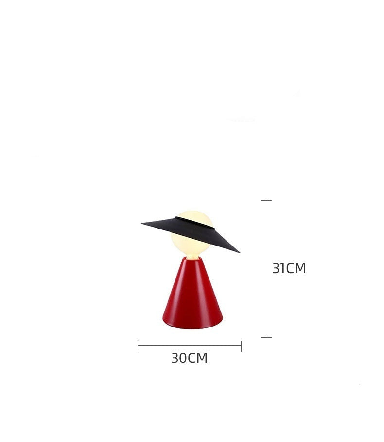 Eleganza Iconica con Lampada in Vetro "Straw Hat"