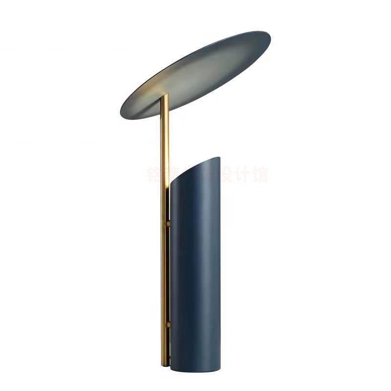 Lampada da Tavolo Creativa in Metallo - Stile Moderno per Ogni Ambiente