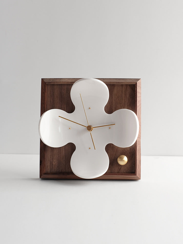 Eleganza Silenziosa con Orologio da Tavolo Fiore di Ciliegio