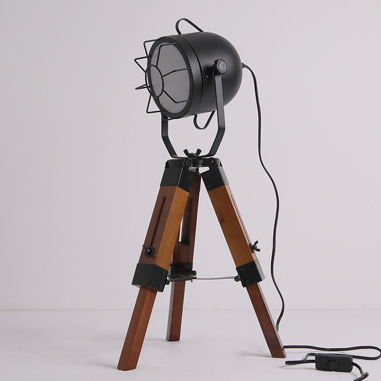 Fascino Vintage con Lampada da Tavolo a Treppiede
