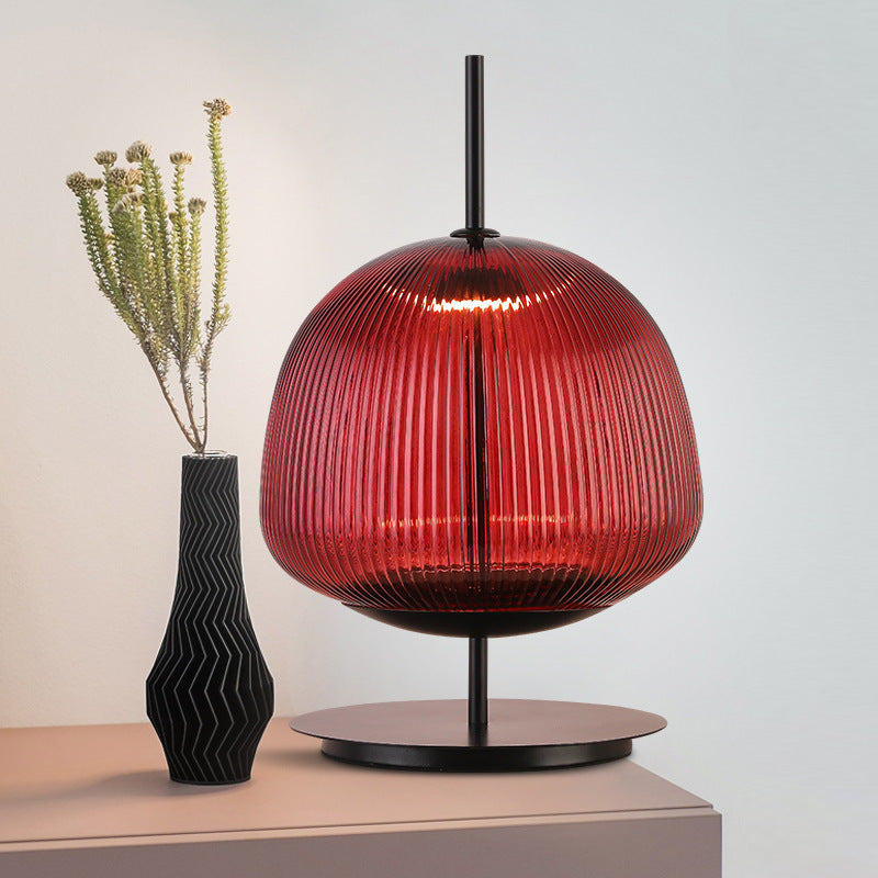 Eleganza Minimalista con Lampada da Comodino Rossa