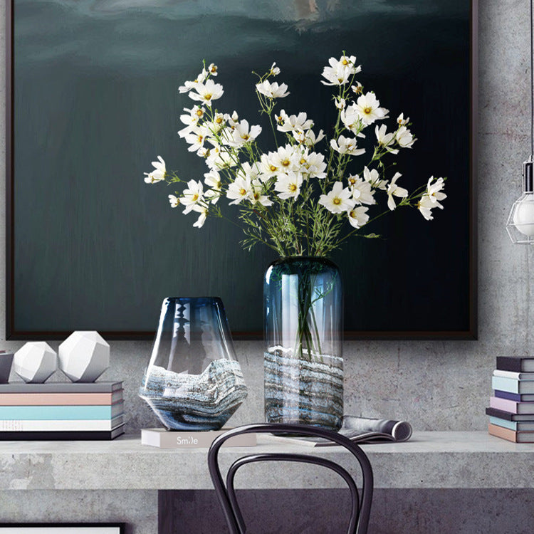 Eleganza Creativa con Vaso in Vetro Ondulato
