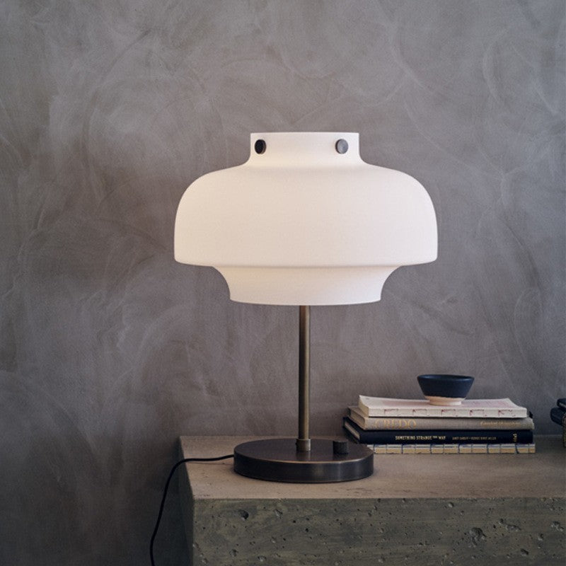 Eleganza Accogliente con Lampada da Comodino in Vetro