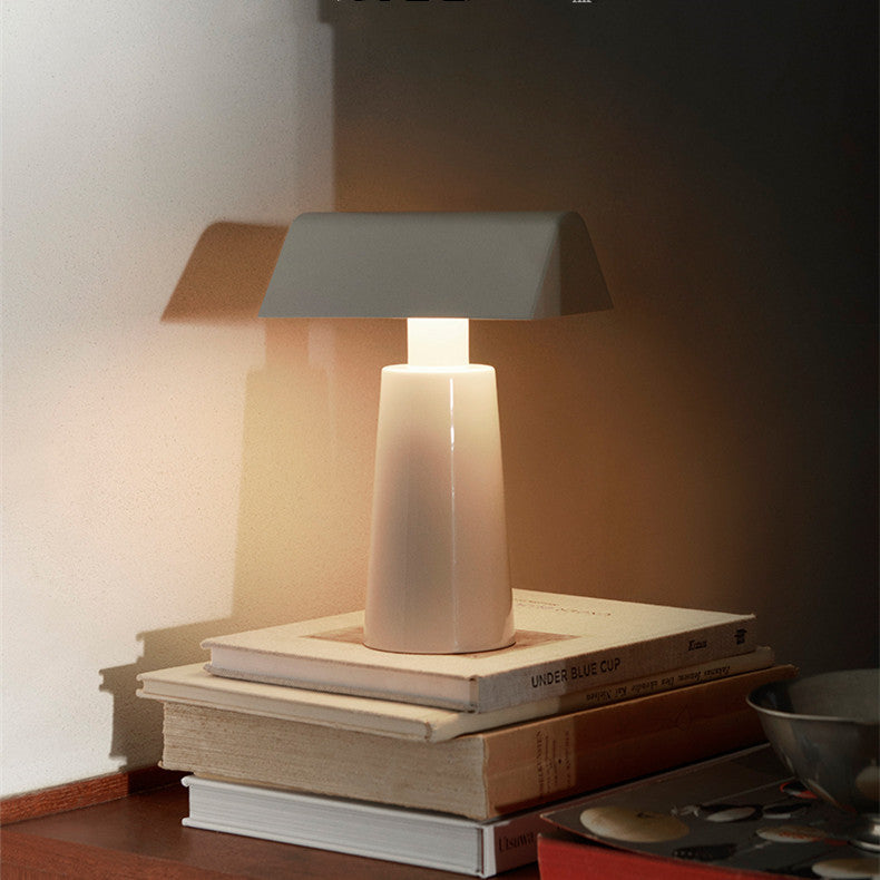 Lampada Piramidale con Ricarica Wireless - Portabilità e Stile per il Campeggio e la Casa