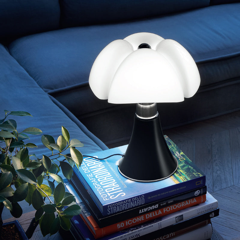 Eleganza Retrò con Lampada da Tavolo Italiana