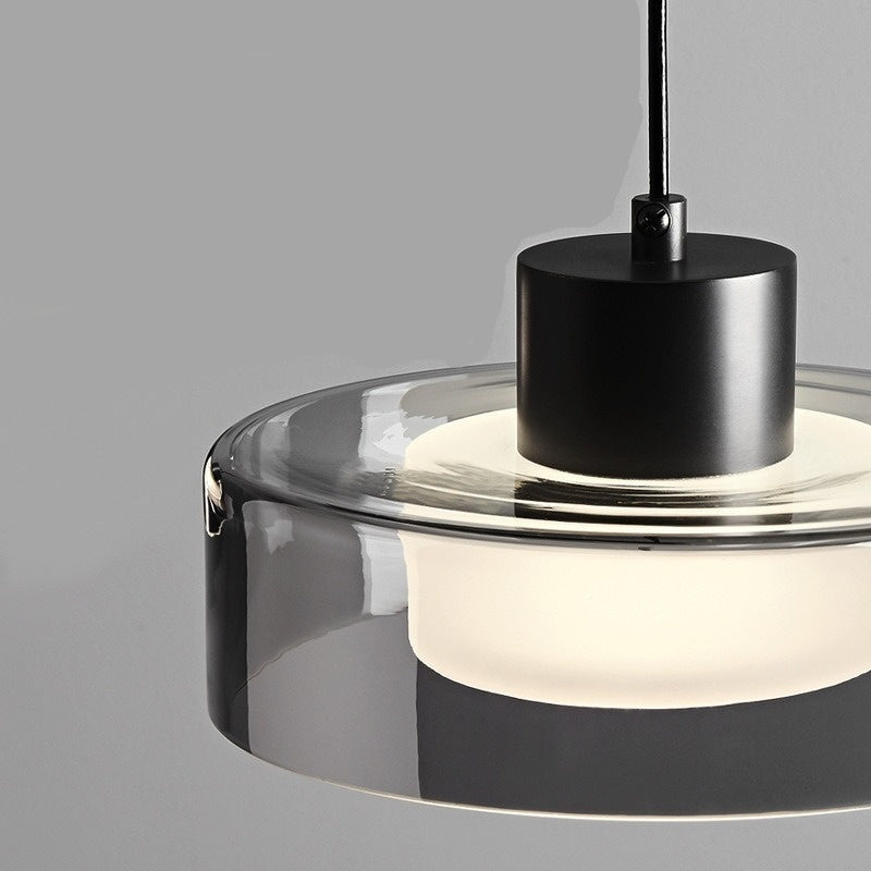 Eleganza Minimalista con Lampadario in Rame e Vetro