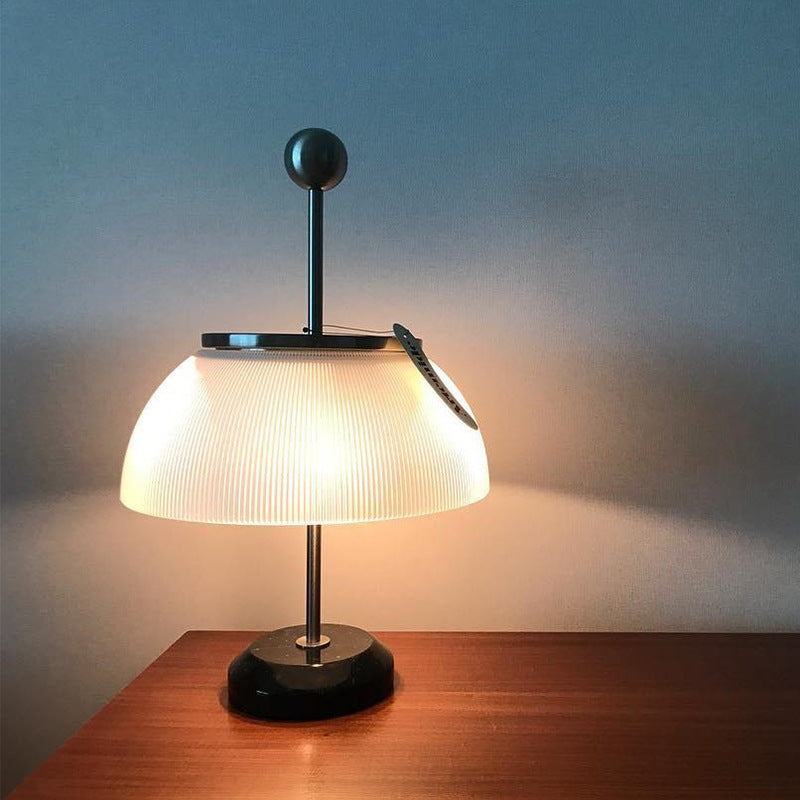 Raffinatezza Minimalista con Lampada da Tavolo in Vetro
