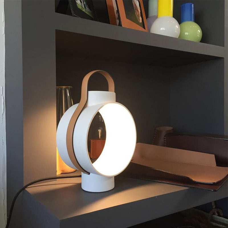 Eleganza Minimalista con Lampada da Tavolo Nordica