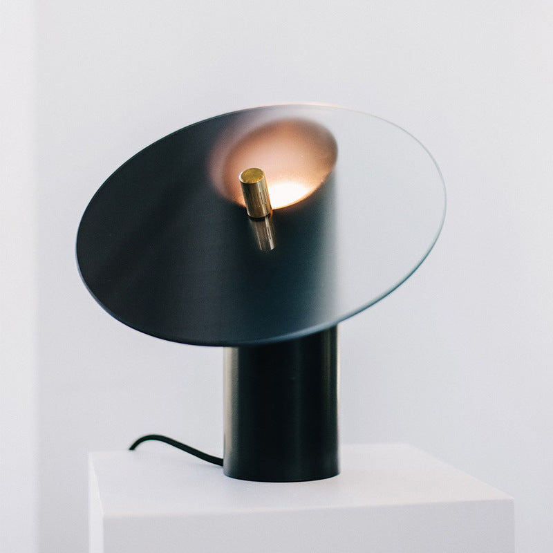 Eleganza Postmoderna con Lampada Creativa Nordica