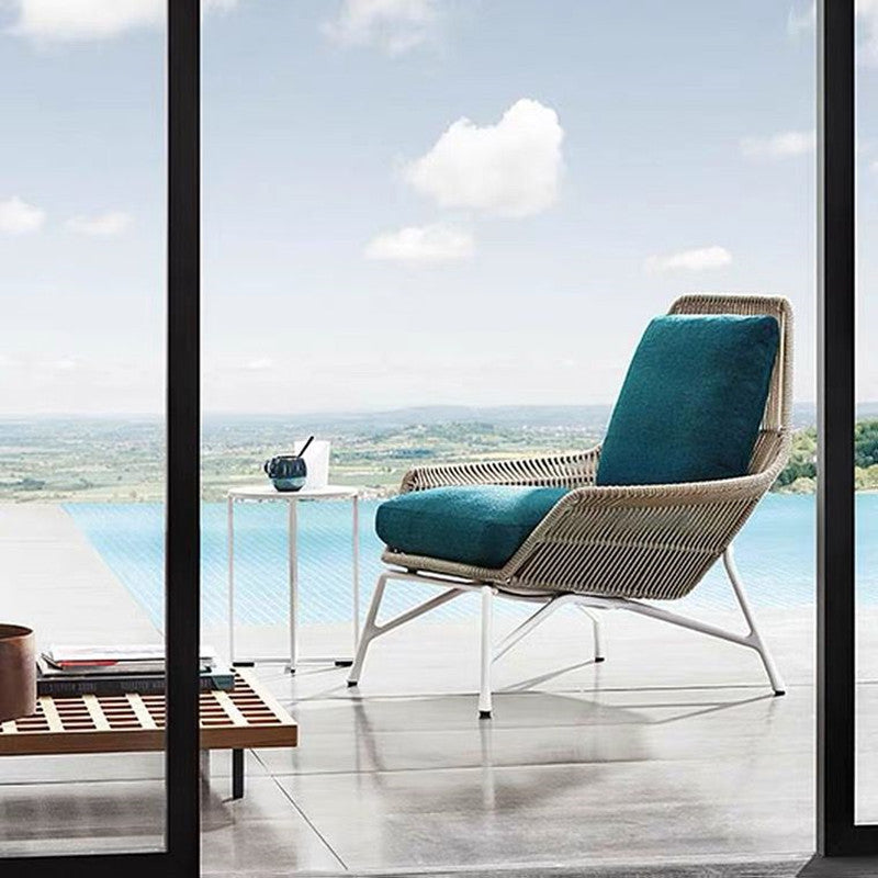 Eleganza All'Aperto con Set di Divano in Rattan e Tavolino