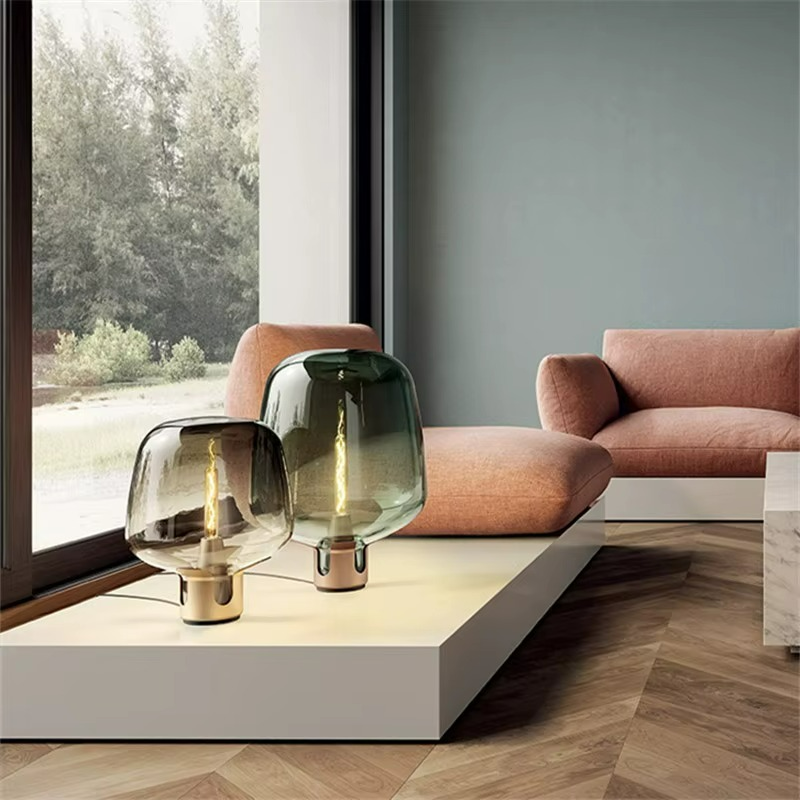 Lampada da Tavolo in Vetro Soffiato: Design Italiano e Eleganza Moderna