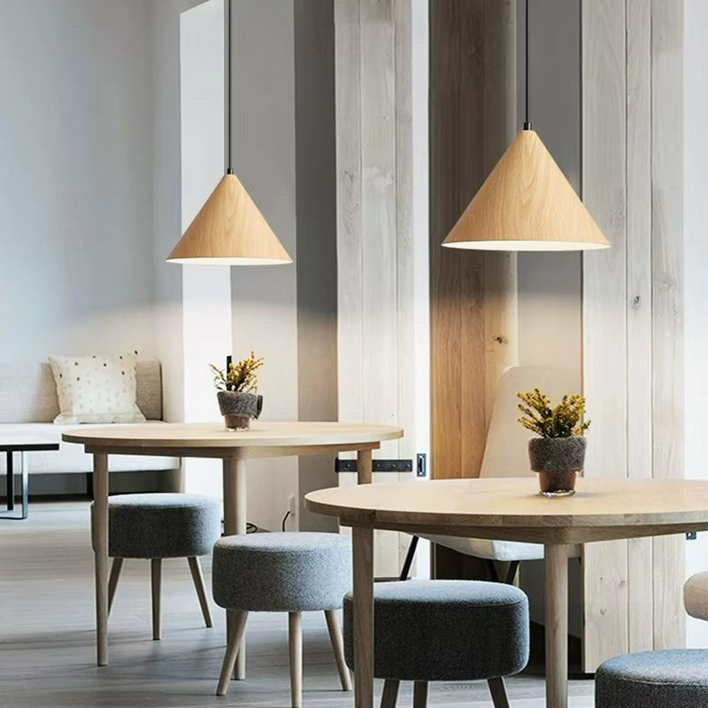 Eleganza Retrò con Lampada a Sospensione in Color Noce
