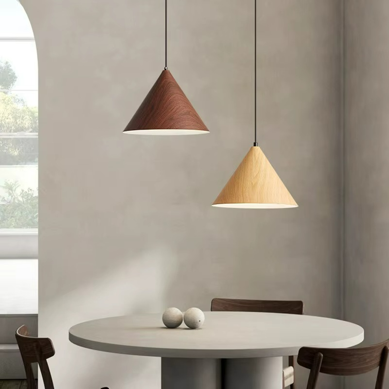 Eleganza Retrò con Lampada a Sospensione in Color Noce