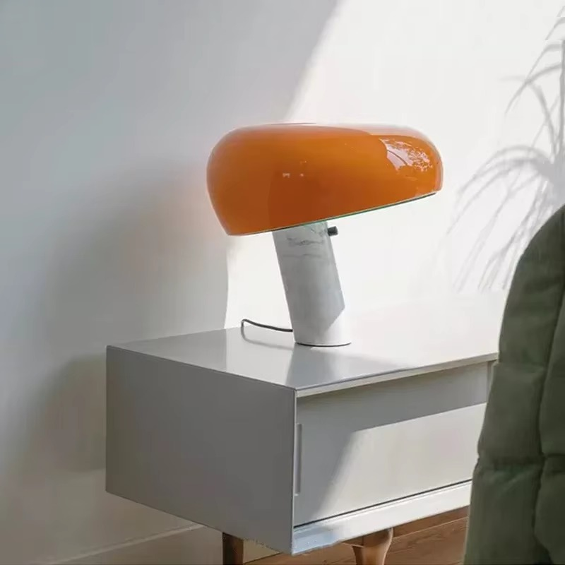 Raffinatezza Italiana con Lampada da Tavolo di Design