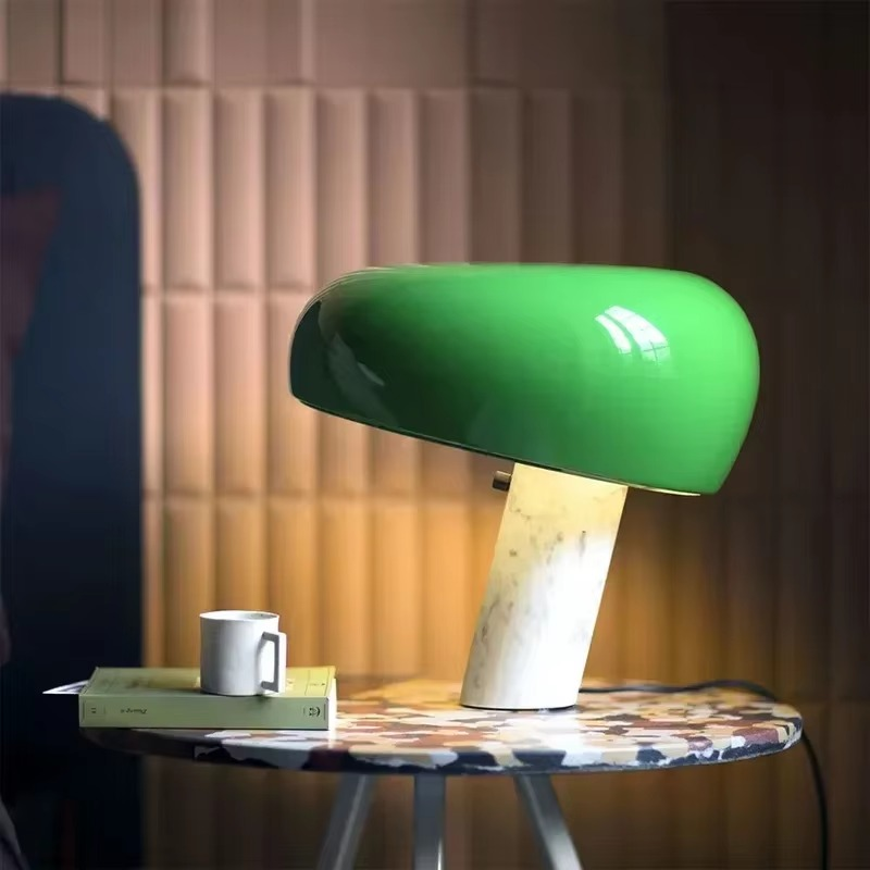 Raffinatezza Italiana con Lampada da Tavolo di Design