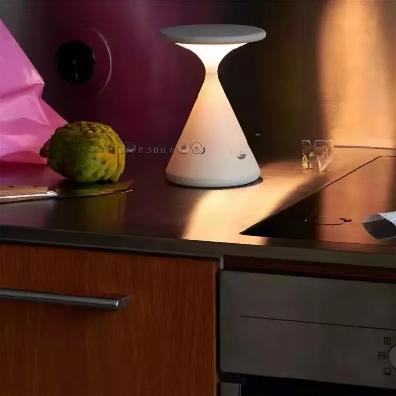 Praticità Moderna con Lampada da Tavolo Mini Portatile