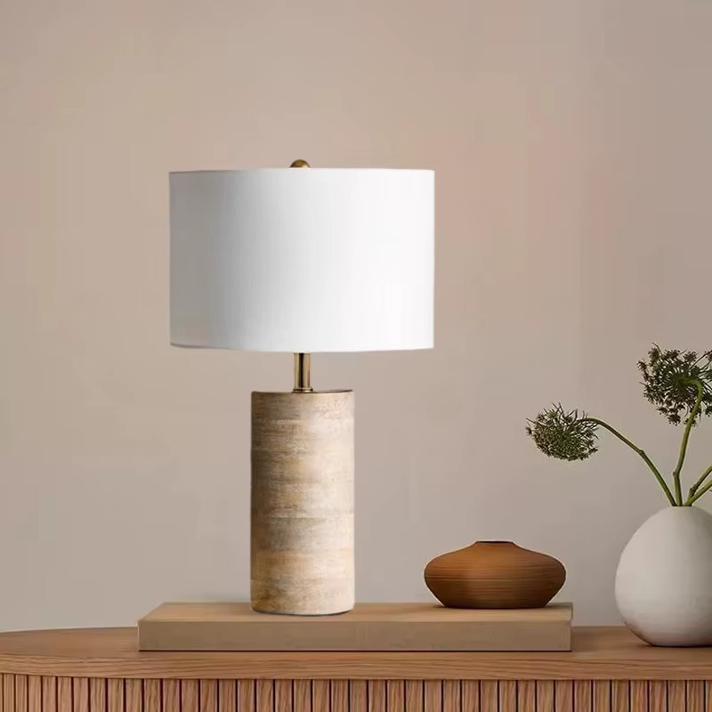 Fascino Retrò con Lampade Decorative in Legno Massello