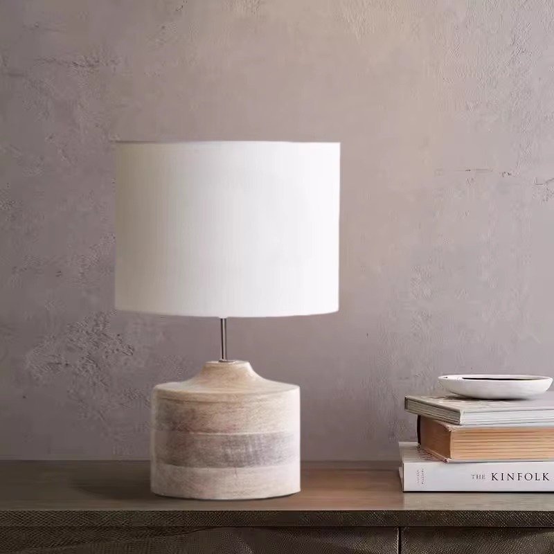 Fascino Retrò con Lampade Decorative in Legno Massello