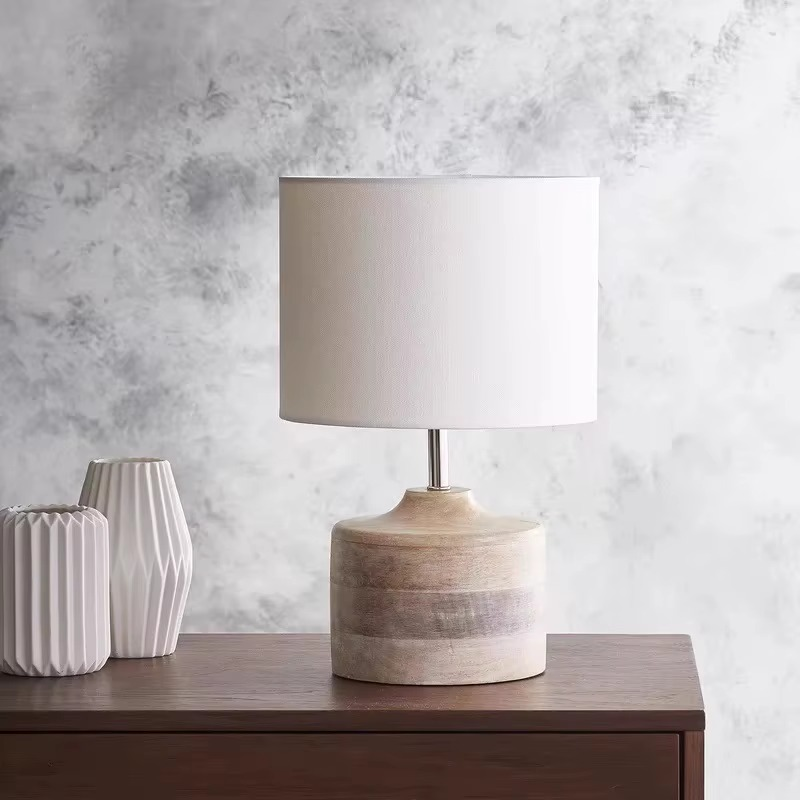 Fascino Retrò con Lampade Decorative in Legno Massello