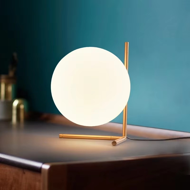 Eleganza Nordica con Lampada da Tavolo Romantica