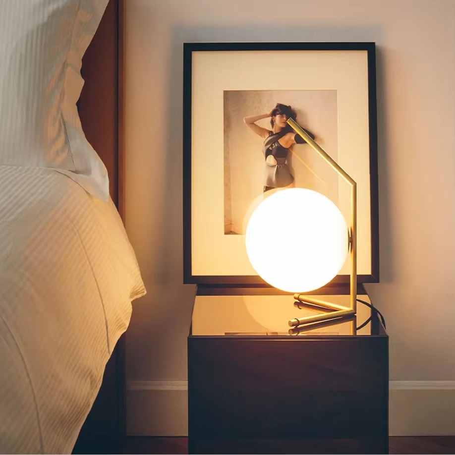 Eleganza Nordica con Lampada da Tavolo Romantica