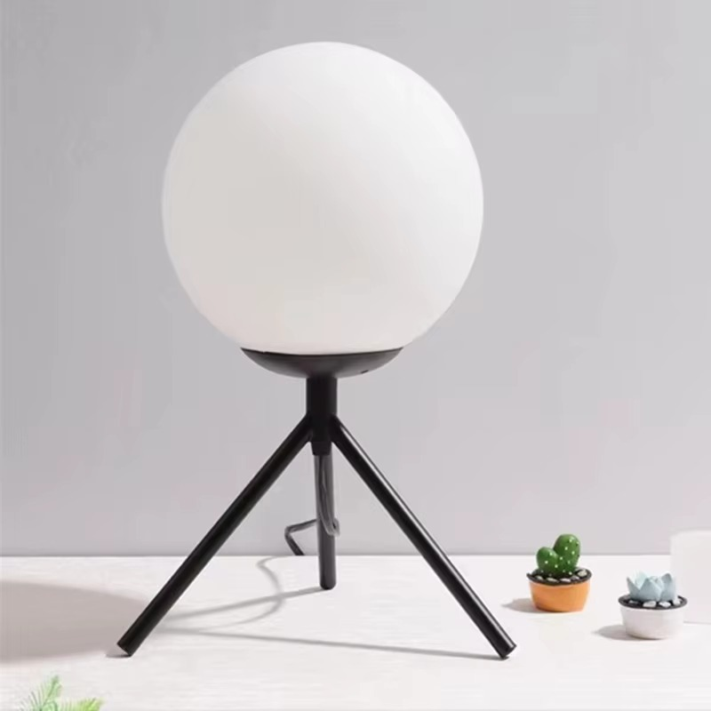 Eleganza Contemporanea con Lampada in Ferro e Vetro