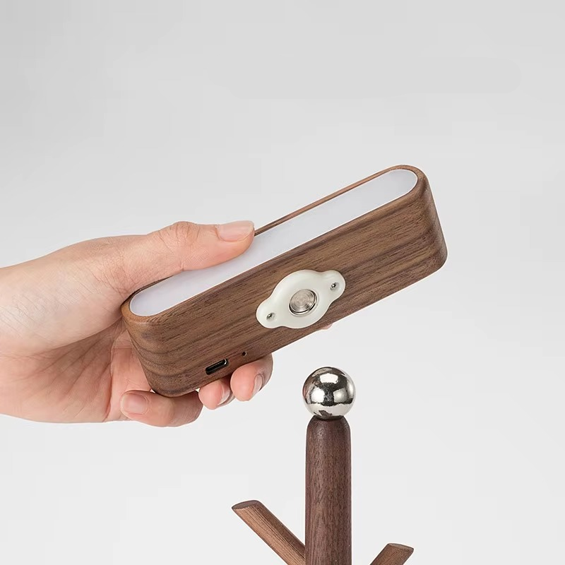 Eleganza Funzionale con Lampada da Scrivania in Legno Massello